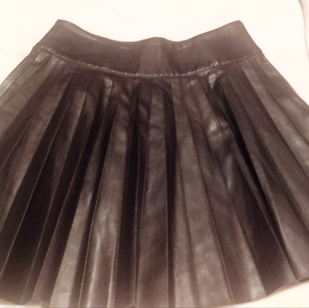 NWOT Nicki Minaj Size 4 H&M Faux Leather Pleated Black Skirt